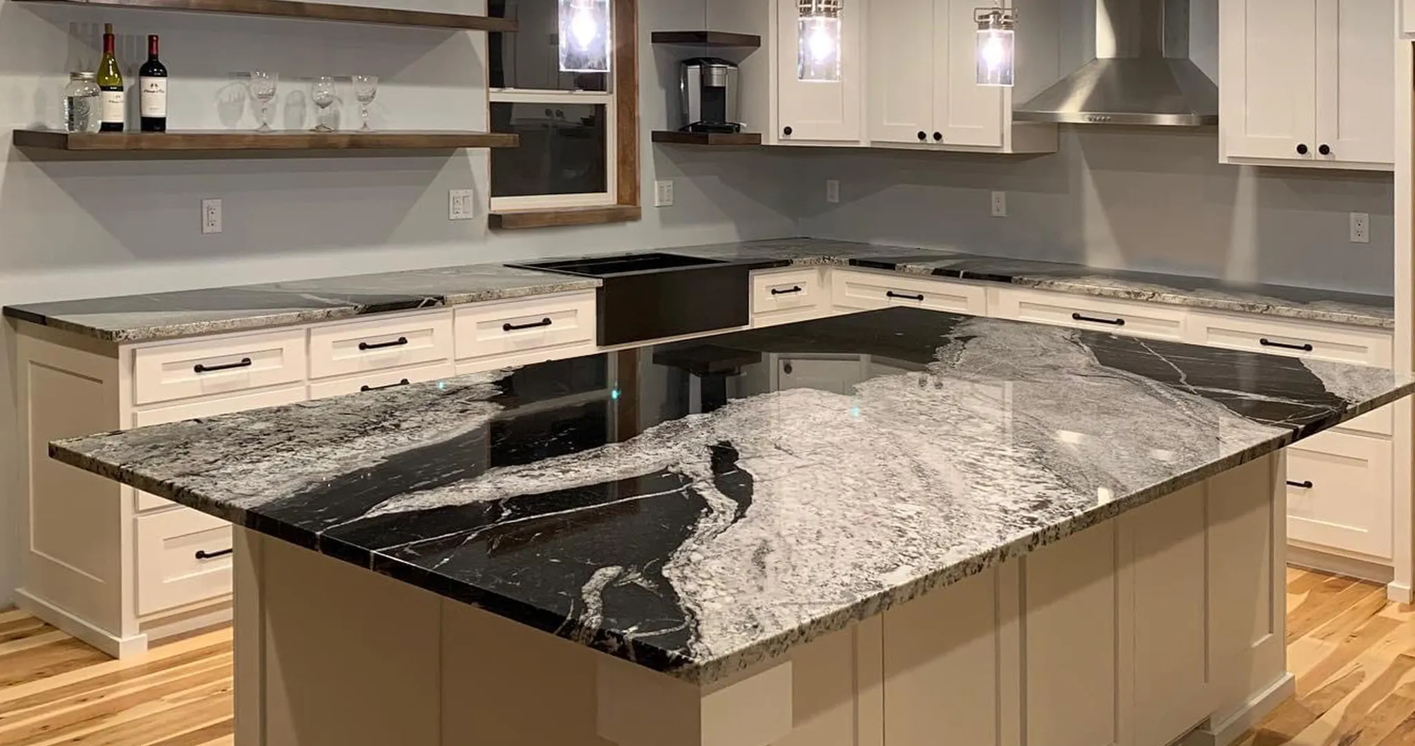 Гранит Maori в интерьере (остров)